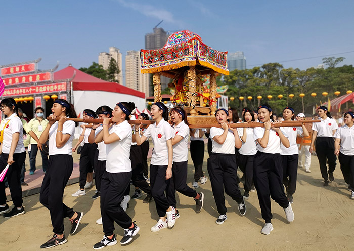 高雄树德科技大学30多位青春少女簇拥着关帝神轿，喜庆进场.jpg