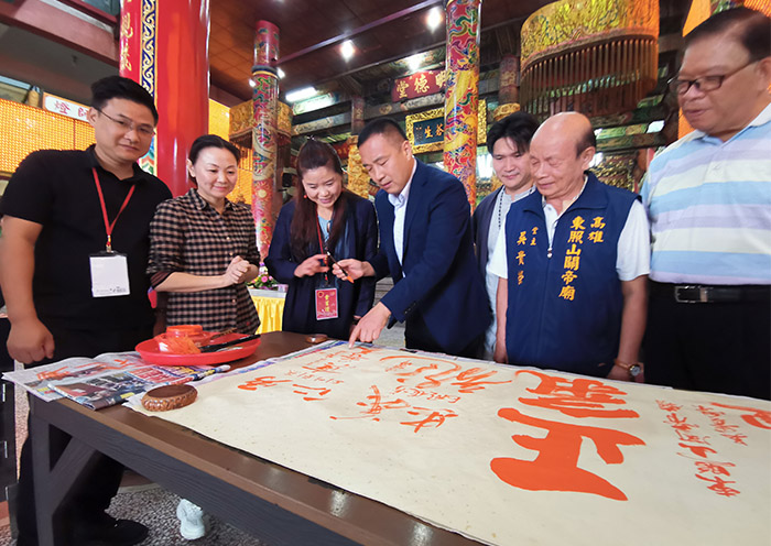 安徽吴子辉馆长正在书写“真善美”.jpg