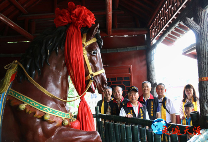 5 台湾祀典武庙朝圣团在荆州关羽祠赤兔马殿.JPG