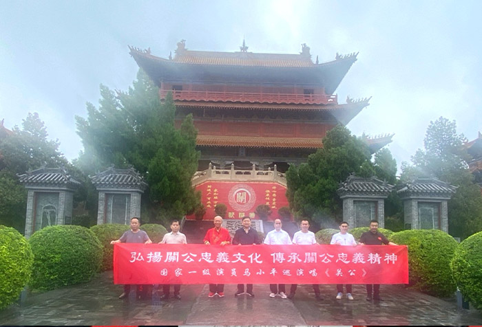 馬小平一行冒雨參拜許昌春秋樓.jpg