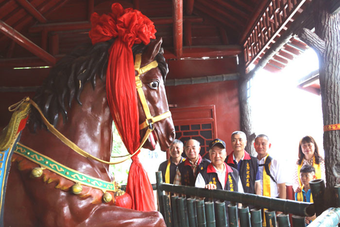 3 台南祀典武庙朝圣团在湖北荆州关羽祠赤兔马殿参拜。这尊神采飞扬的赤兔马，由刘艺先生设计制作.JPG