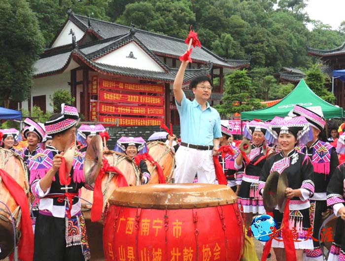 6 朱正明在恭城敲响瑶山大鼓，祝福瑶家儿女吉祥安康.jpg